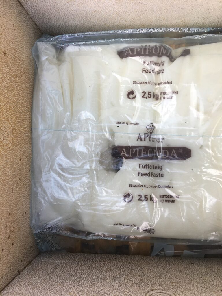 Der Futterteig wurde von den Bienen angenommen