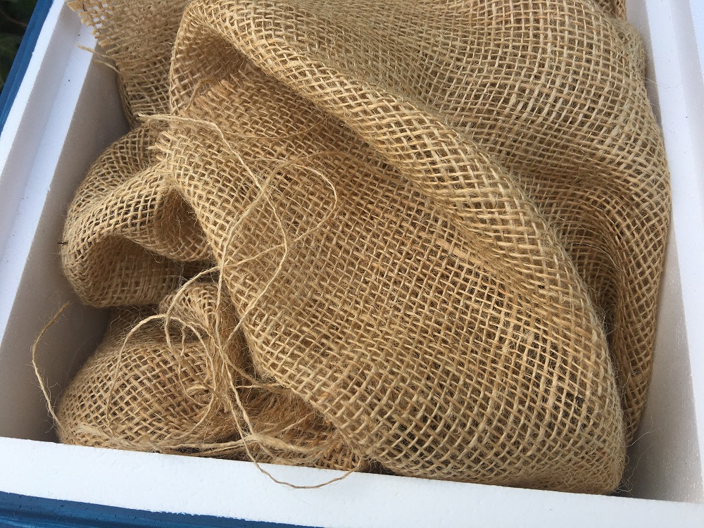 Isolierung oberhalb vom Futterteig mit Jute