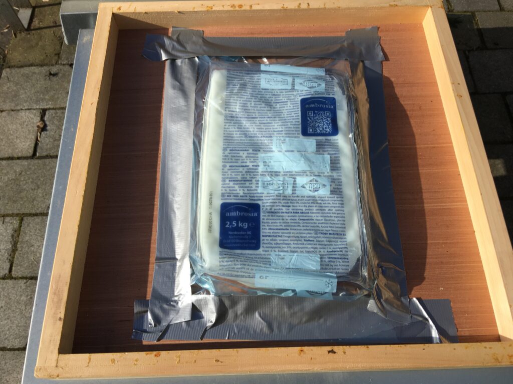 Futterteig auf Dadant aufsetzen 2