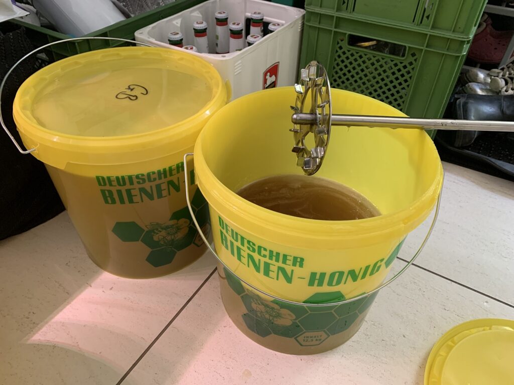 Die Ausbeute Frühtracht 2020 wird gerührt