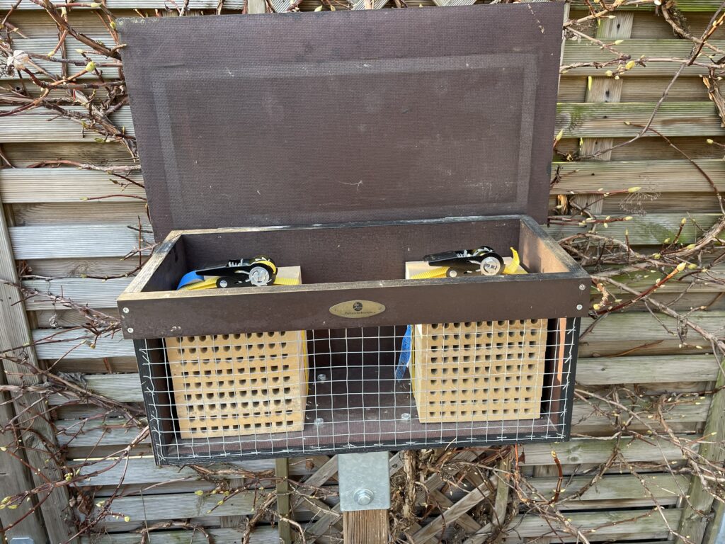 Wildbienen Hotel offen mit Nisthilfen