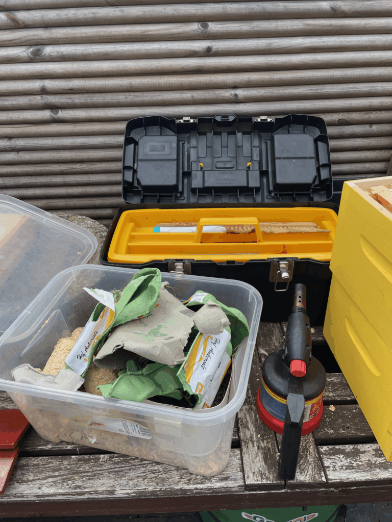 Weiteres Material für den Start meiner Bienenhaltung ist bereit.